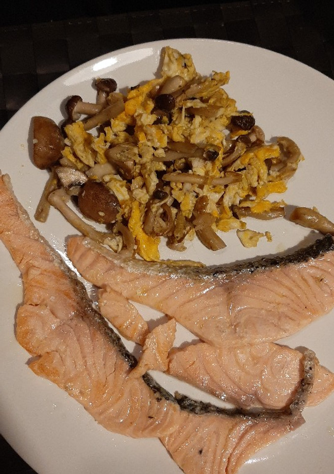 Una foto de Escalopines de salmón con revuelto de champiñones 🍄