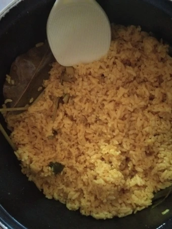 Cara Mudah Membikin Resep  Nasi kuning megic com Praktis yang Bisa Manjain Lidah, Bikin Ketagihan
