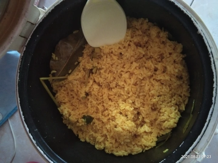 Cara Mudah Membikin Resep  Nasi kuning megic com Praktis yang Bisa Manjain Lidah, Bikin Ketagihan