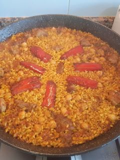 Una foto de Paella de magro y garbanzos