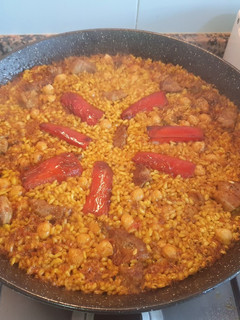 Una foto de Paella de magro y garbanzos