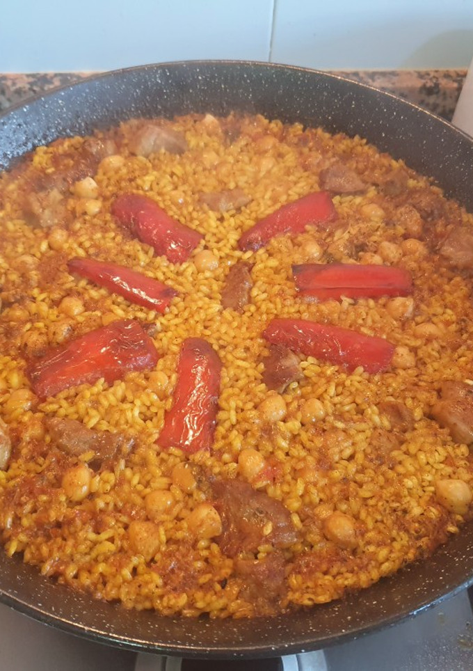 Una foto de Paella de magro y garbanzos