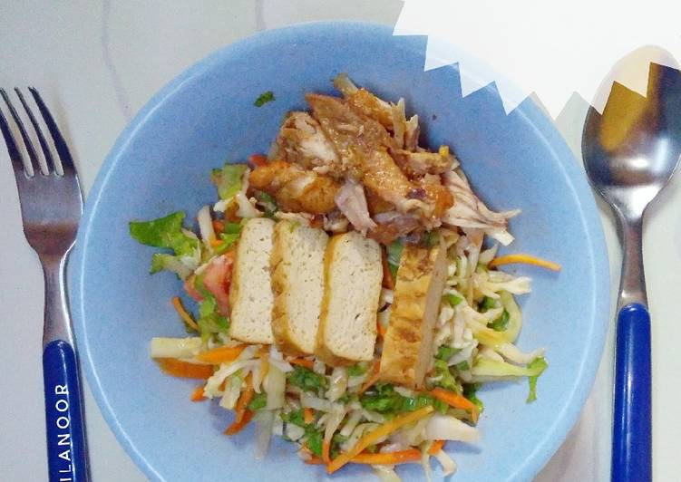 Vegetable salad with chicken tofu bacem