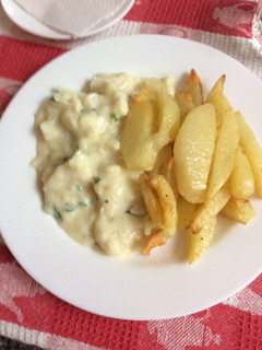 Una foto de Coliflor en salsa blanca con papas fritas en freidora de aire Clean