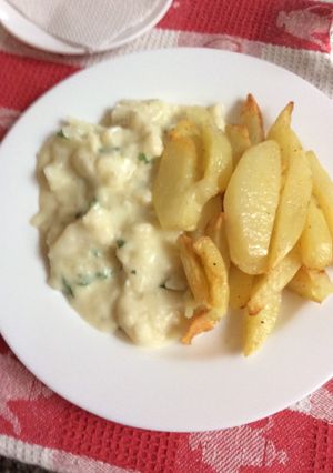 Una foto de Coliflor en salsa blanca con papas fritas en freidora de aire Clean