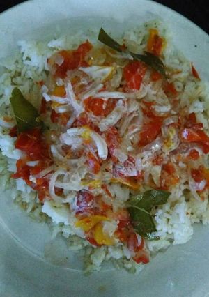 Una foto de Arroz con verduras y salsa cesar (👏👏👏)