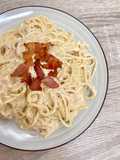 Espaguetis con panceta curada y queso cheddar