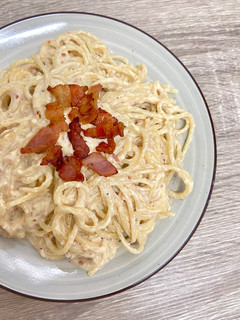 Una foto de Espaguetis con panceta curada y queso cheddar