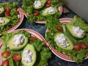 Una foto de camarones en salsa de tomates cherry