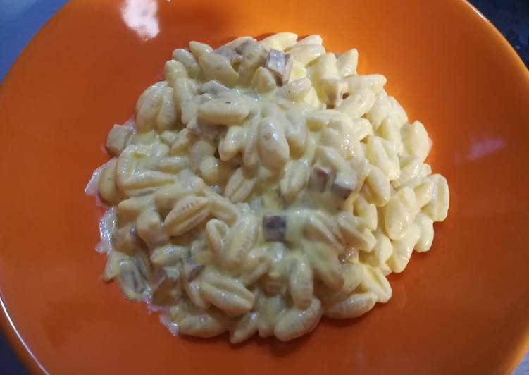 Gnocchetti Sardi Panna, Zafferano e Prosciutto Crudo