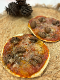 Una foto de Mini pizzas calavera
