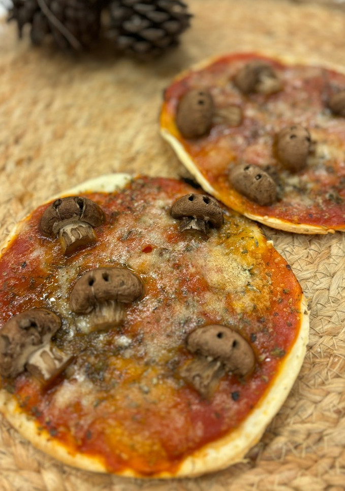 Una foto de Mini pizzas calavera
