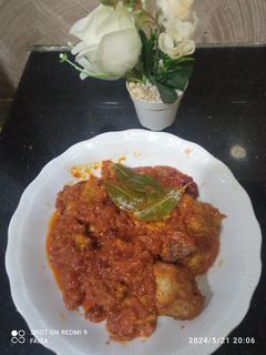 صورة لوصفة سمك التونا بصوص الطماطم