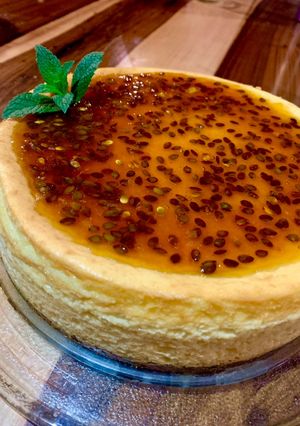 Una foto de Cheesecake de chocolate blanco y maracuyá