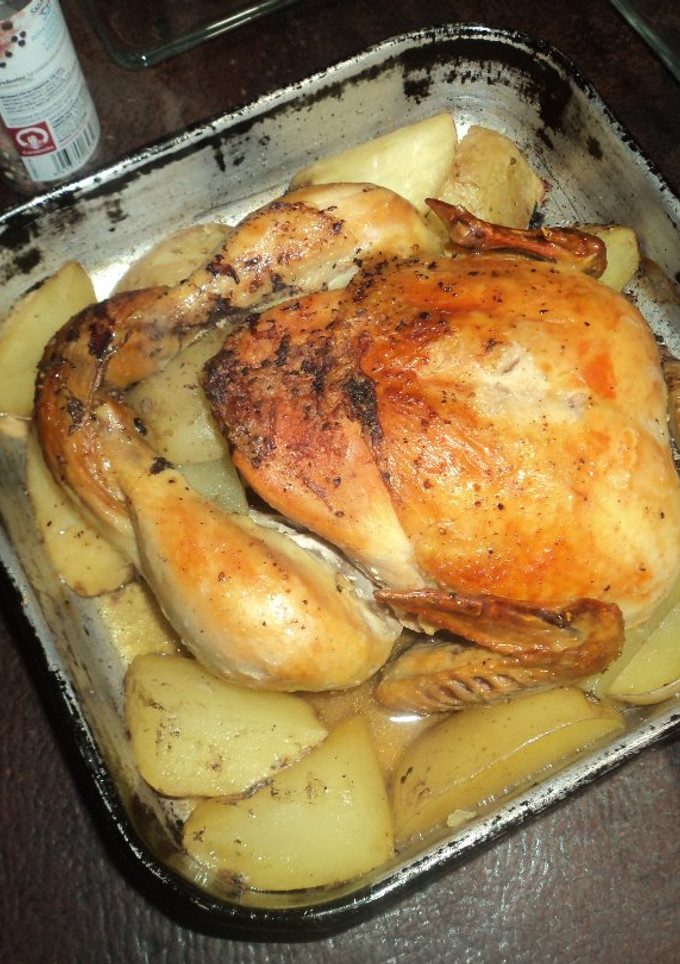 Una foto de Pollo campesino al epazote con vino blanco y papas, relleno de verduras al horno las Correa