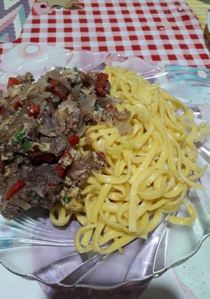 Una foto de Pasta con churrasco con verduras