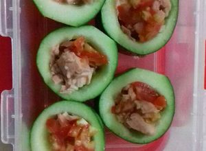 Una foto de Makis de pepino con atún