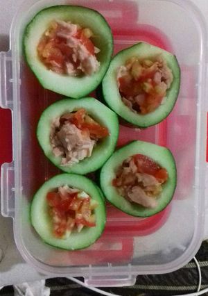 Una foto de Makis de pepino con atún