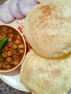 छोले भटूरे(Chole bhature recipe in Hindi) रेसिपी मुख्य फोटो