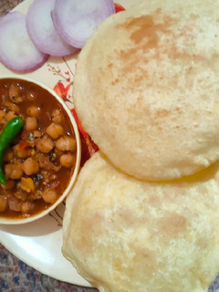 छोले भटूरे(Chole bhature recipe in Hindi) रेसिपी मुख्य फोटो