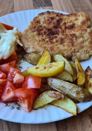 Hình của món Thịt Schnitzel với sốt hành tiêu.