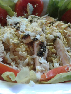 Una foto de Ensalada fresca de arroz y pollo