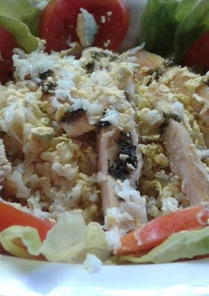 Una foto de Ensalada fresca de arroz y pollo