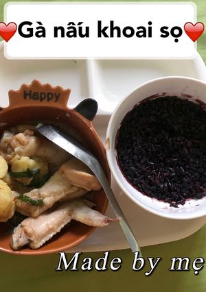 Hình của món Gà nấu khoai sọ.