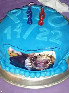 Una foto de torta para cumpleaños con fondant con relleno de bananas y dulce de leche