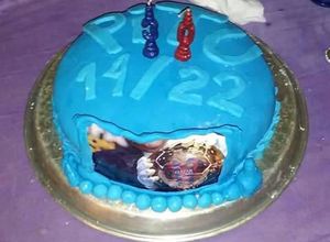 Una foto de torta para cumpleaños con fondant con relleno de bananas y dulce de leche