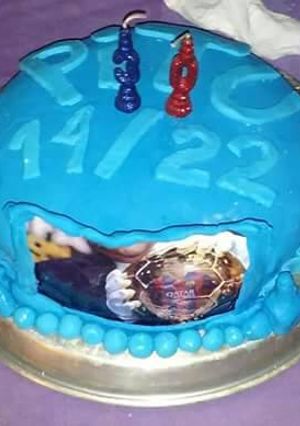 Una foto de torta para cumpleaños con fondant con relleno de bananas y dulce de leche