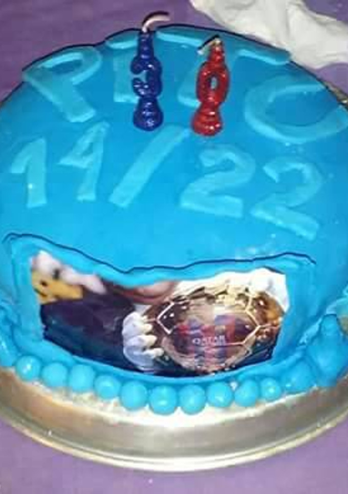 Una foto de torta para cumpleaños con fondant con relleno de bananas y dulce de leche