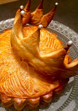Une photo de Galette amandes, noisettes et chocolat... et sa couronne comestible !