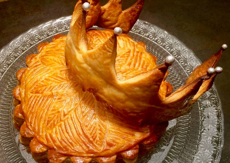 A révélé le secret de la recette Galette amandes, noisettes et chocolat… et sa couronne comestible ! spécial