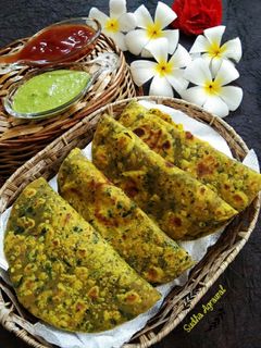 बथुआ के झटपट पराठे (Bathua ke jhatpat parathe recipe in hindi) रेसिपी मुख्य फोटो