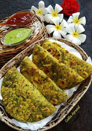 बथुआ के झटपट पराठे (Bathua ke jhatpat parathe recipe in hindi) रेसिपी मुख्य फोटो