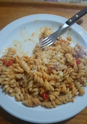 Una foto de Fideos con salsa rosa