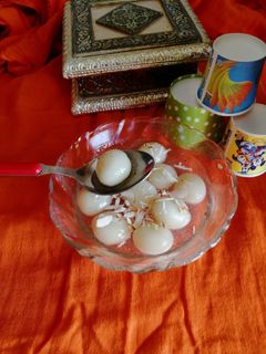 ઈલાયચી રસગુલ્લા(Elaichi Rasgulla Recipe In Gujarati) રેસીપી મુખ્ય ફોટો