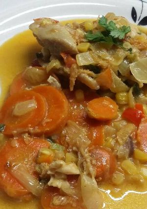 Una foto de Pollo con zanahorias y choclo a la crema