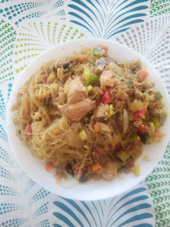 Una foto de Noodles con salmón y verduras teriyaki