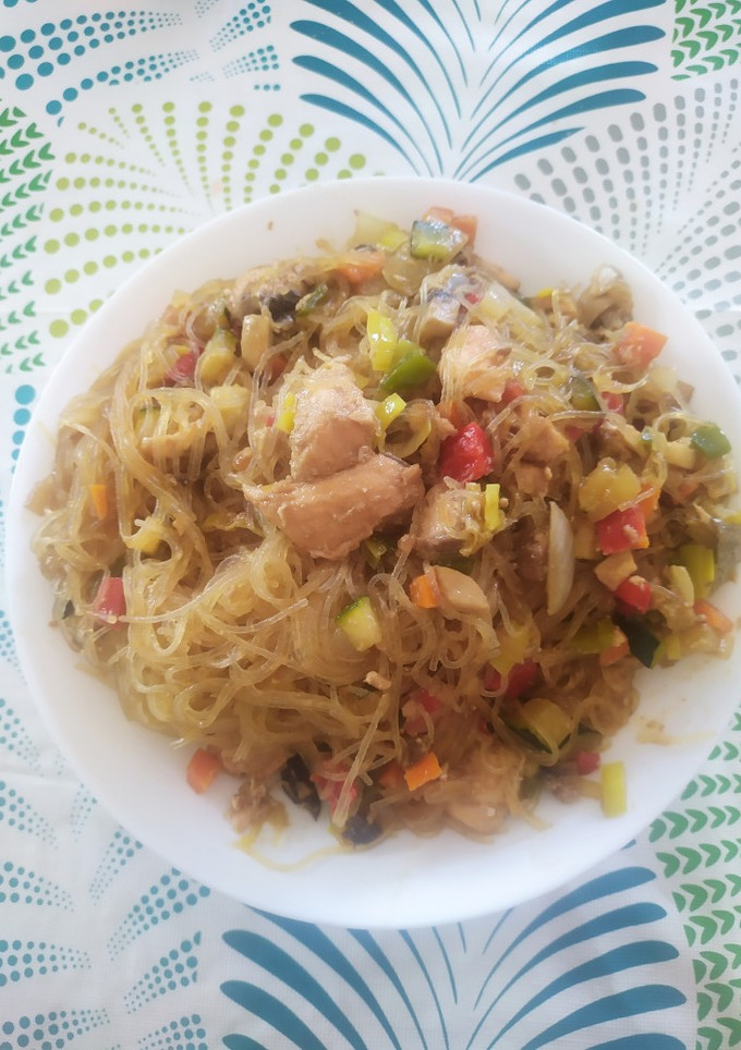 Una foto de Noodles con salmón y verduras teriyaki