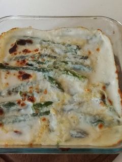 Una foto de Espárragos gratinados con salsa blanca