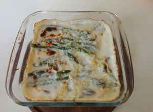 Una foto de Espárragos gratinados con salsa blanca