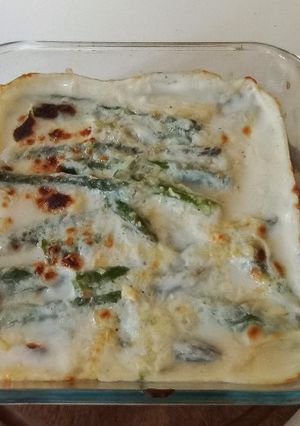 Una foto de Espárragos gratinados con salsa blanca