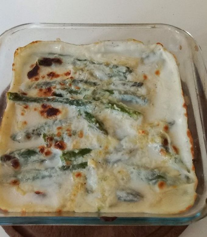 Una foto de Espárragos gratinados con salsa blanca