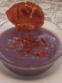Una foto de Crema de lombarda y crujiente de jamón serrano
