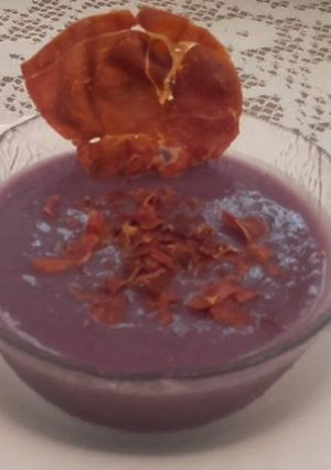 Una foto de Crema de lombarda y crujiente de jamón serrano