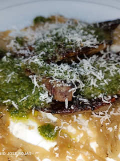 Una foto de Hígado de cordero en salsa pesto