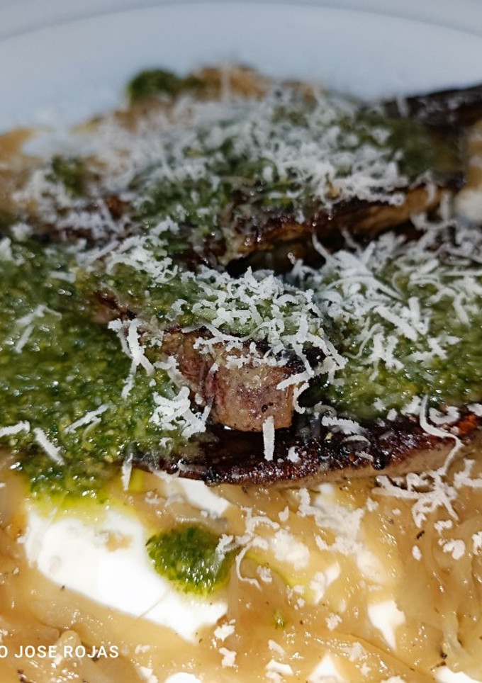 Una foto de Hígado de cordero en salsa pesto