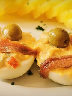 Una foto de Huevos rellenos las 3A, Atún, Anchoas y Aceitunas